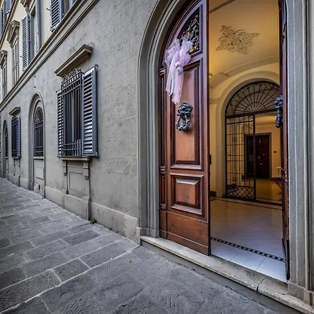 Yid Five Luxury Suites Apt With Secret Garden Appartement