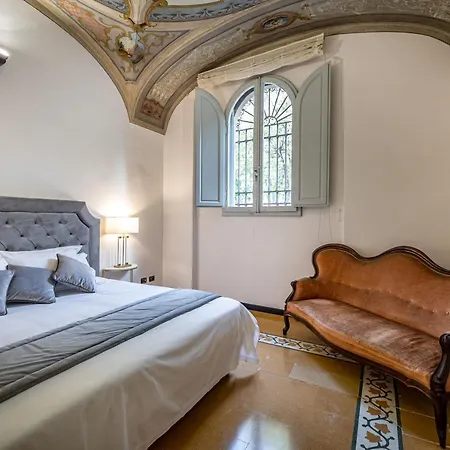 Apartment Yid Five Luxury Suites Apt With Secret Garden