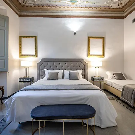 Yid Five Luxury Suites Apt With Secret Garden Apartment