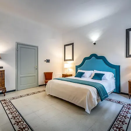 Yid Five Luxury Suites Apt With Secret Garden Apartment