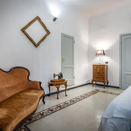 Yid Five Luxury Suites Apt With Secret Garden Apartment