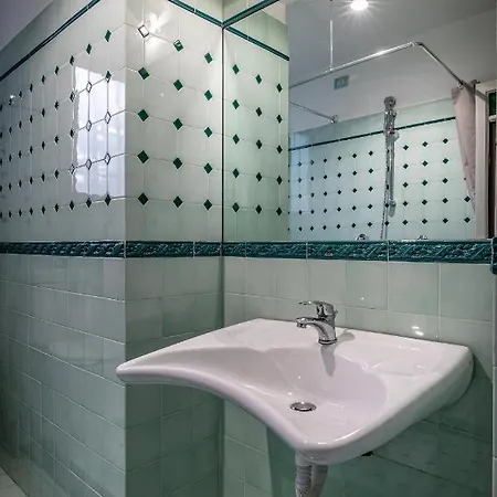 Yid Five Luxury Suites Apt With Secret Garden Apartment